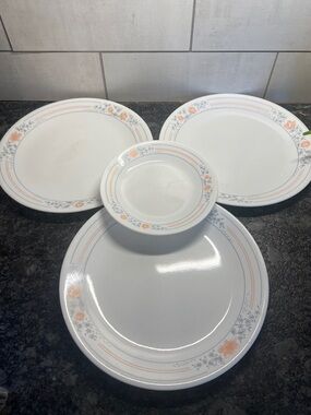 Set of 4 pieces Corelle Apricot Grove 3 Dinner plates & 1 Salad plate - 4 Pieces